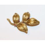 18 k Gelbgold Brosche in Zweigform mit mattierten Blättern und 4 Rubinen, 7,9 gr., B 5,5 cm