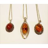 2 Silberketten, L 66/62 cm mit Bernstein-Anhänger und eine Silberkette, L 44 cm mit Carneol-