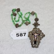 Rosenkranz um 1900 mit grünen Glasperlen, filigranan Gesätzen und Kreuzanhänger, teils emailliert,