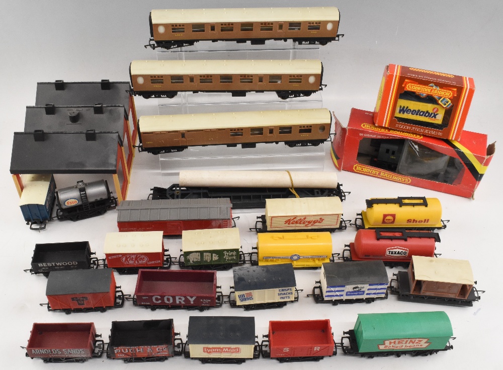 OO Guage Hornby Train Accessories, to consist of R156 BR Class 08 0-6-0 Diesel Electric together - Image 2 of 2