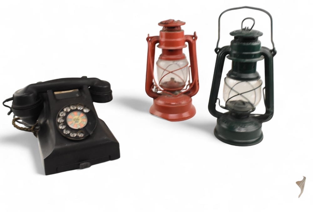 Mixed Collectables: Bakelite Telephone, 2 Titley Lamps together with a vintage Spirit level - Image 3 of 4