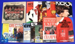 Softback book The Manchester United Aircrash (by Max Arthur), 1958/59 Manchester Utd team picture (