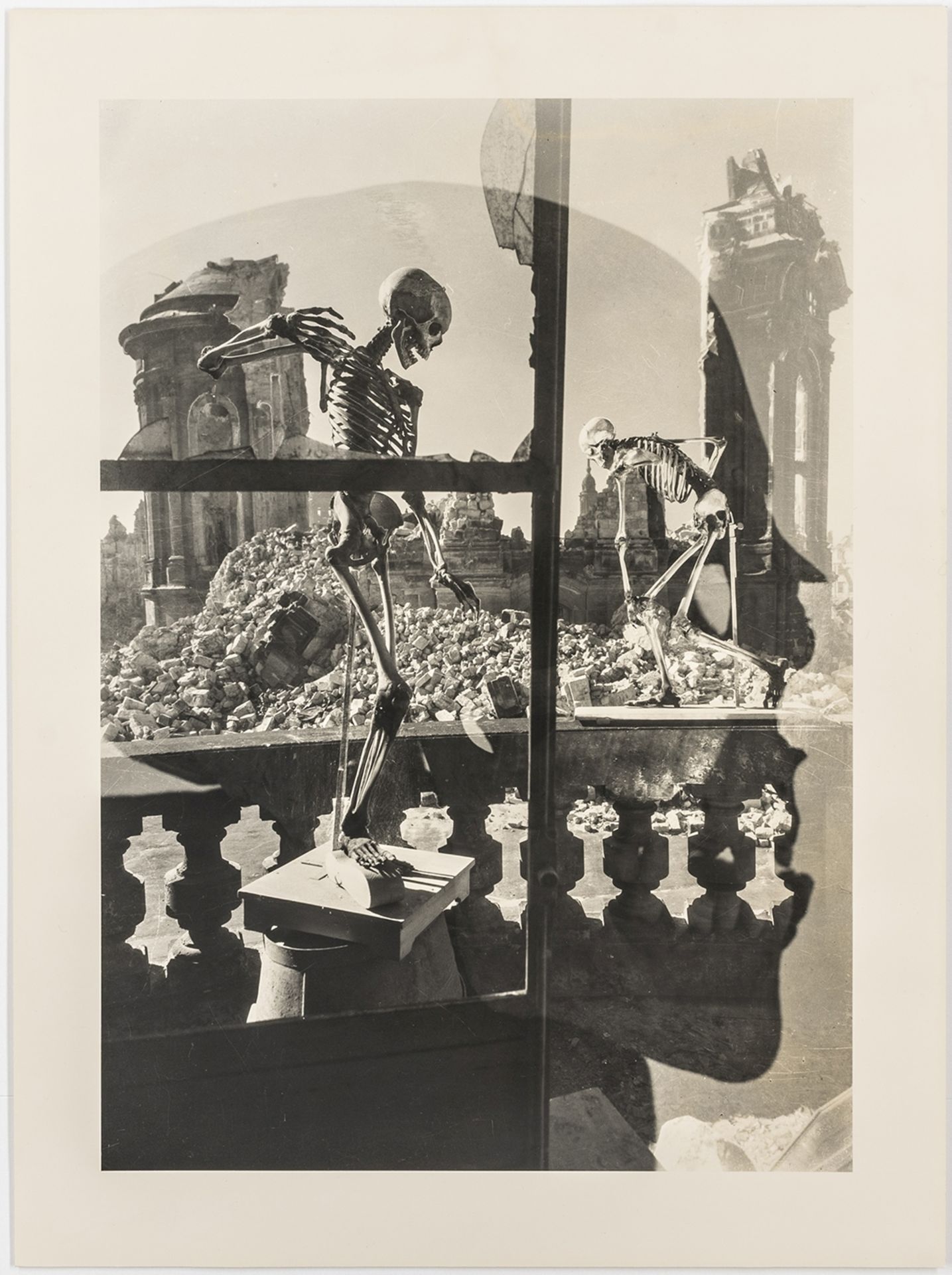 Kesting, Edmund. Dresdner Totentanz. Mit 5 Photoarbeiten. Silbe - Bild 5 aus 6