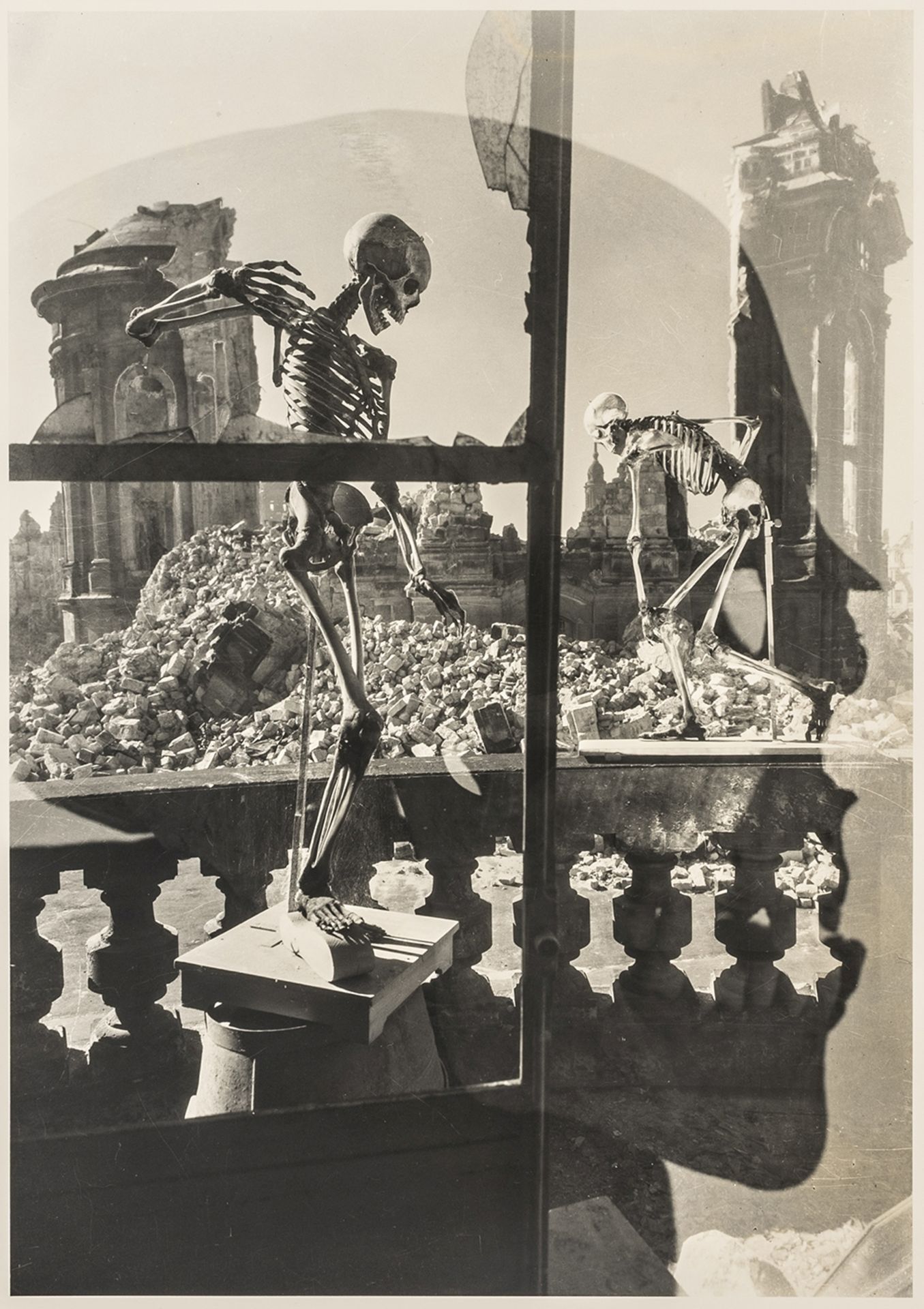 Kesting, Edmund. Dresdner Totentanz. Mit 5 Photoarbeiten. Silbe