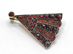 A garnet set brooch, approx 4.5g (not hallmarked).