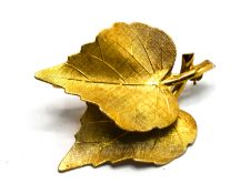 A 9ct gold two leaf design brooch, approx 3.3g.