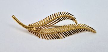 An 18ct yellow gold leaf design brooch, approx 3.8g.
