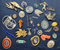 A quantity of costume jewellery brooches and other, to include coral flowers, rabbits foot,