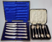 A cased set of silver teaspoons, hallmarked Birmingham 1929, weight approx 1.82oz, together with a