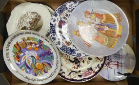 A mixed collection of plates to include Royal Worcester Golden Moments seconds wall plate, Allertons