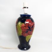 Moorcroft 'Hibiscus' pattern table lamp. (H: 35cm)