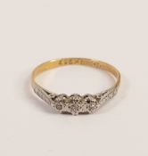 18ct gold diamond ring, size S, 2g.
