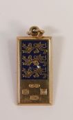9ct gold three lions rectangular pendant, 8.4g.