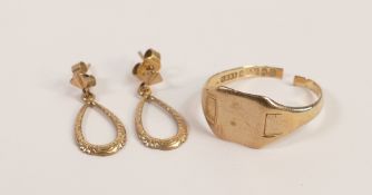 9ct gold broken signet ring and pair 9ct gold earrings, 3.2g.