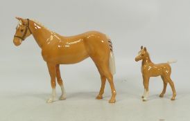 Two Beswick horses to include Palomino, A259, and foal standing, 997. (H: 17cm) (2)