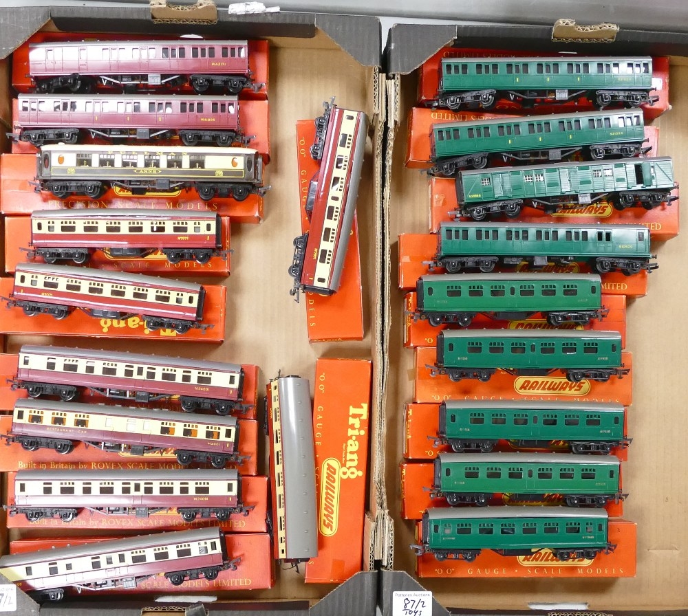 A Tri-ang gauge OO R1X passenger train set, comprising 4-6-2 locomotive ' Princess Elizabeth