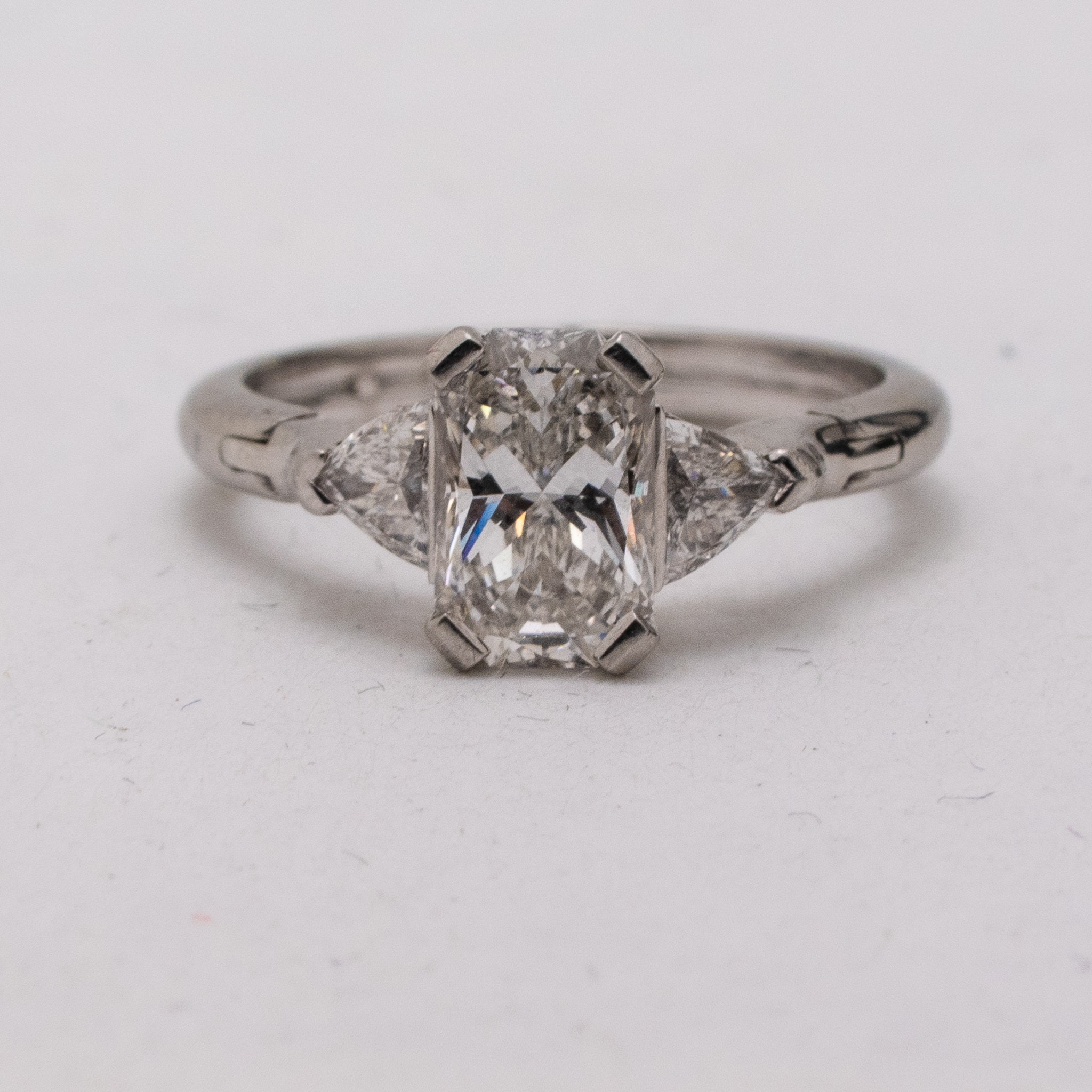 18ct Gold emerald cut diamond ring, ring size O expanding to S by means of hinged shoulders. Main - Image 2 of 7