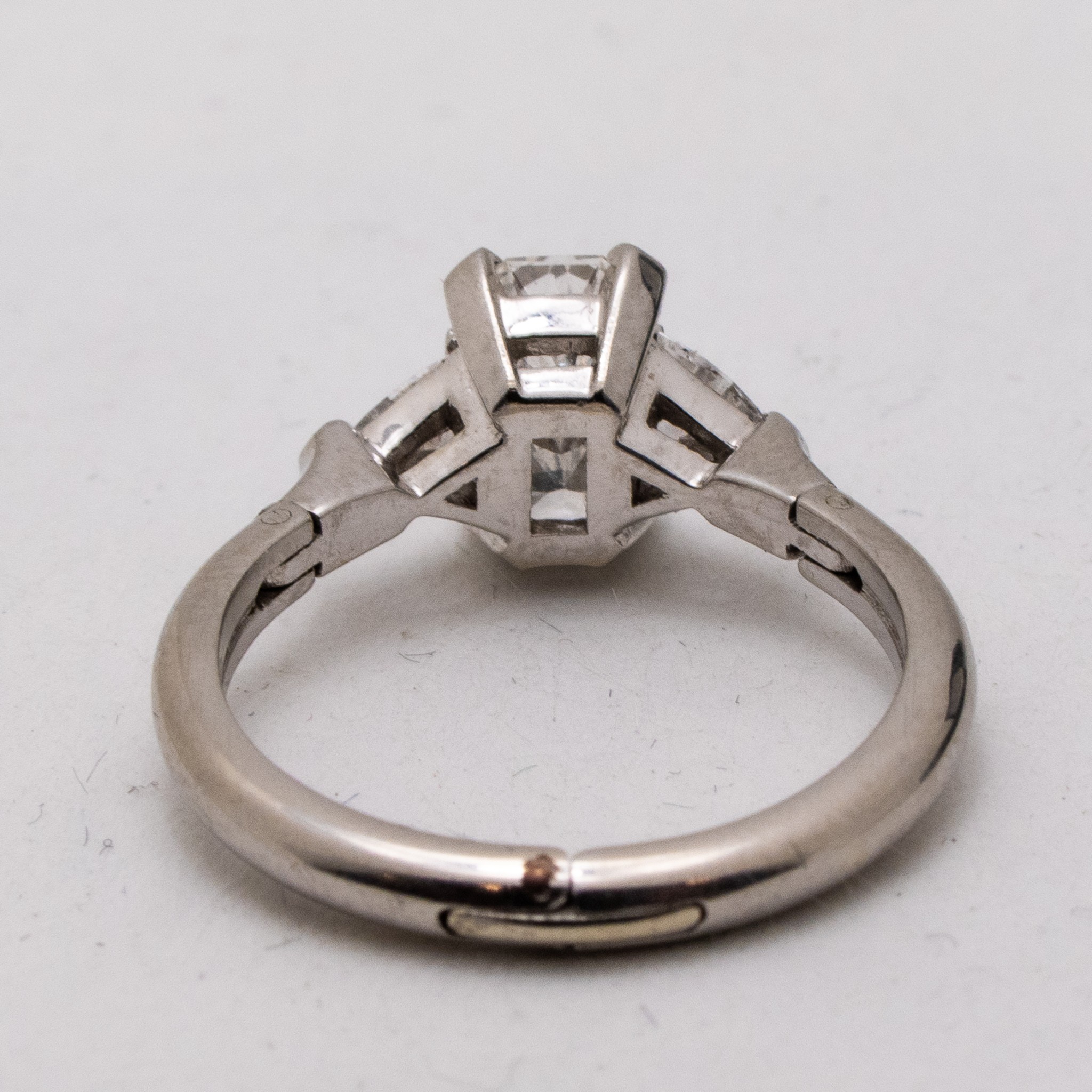 18ct Gold emerald cut diamond ring, ring size O expanding to S by means of hinged shoulders. Main - Image 5 of 7