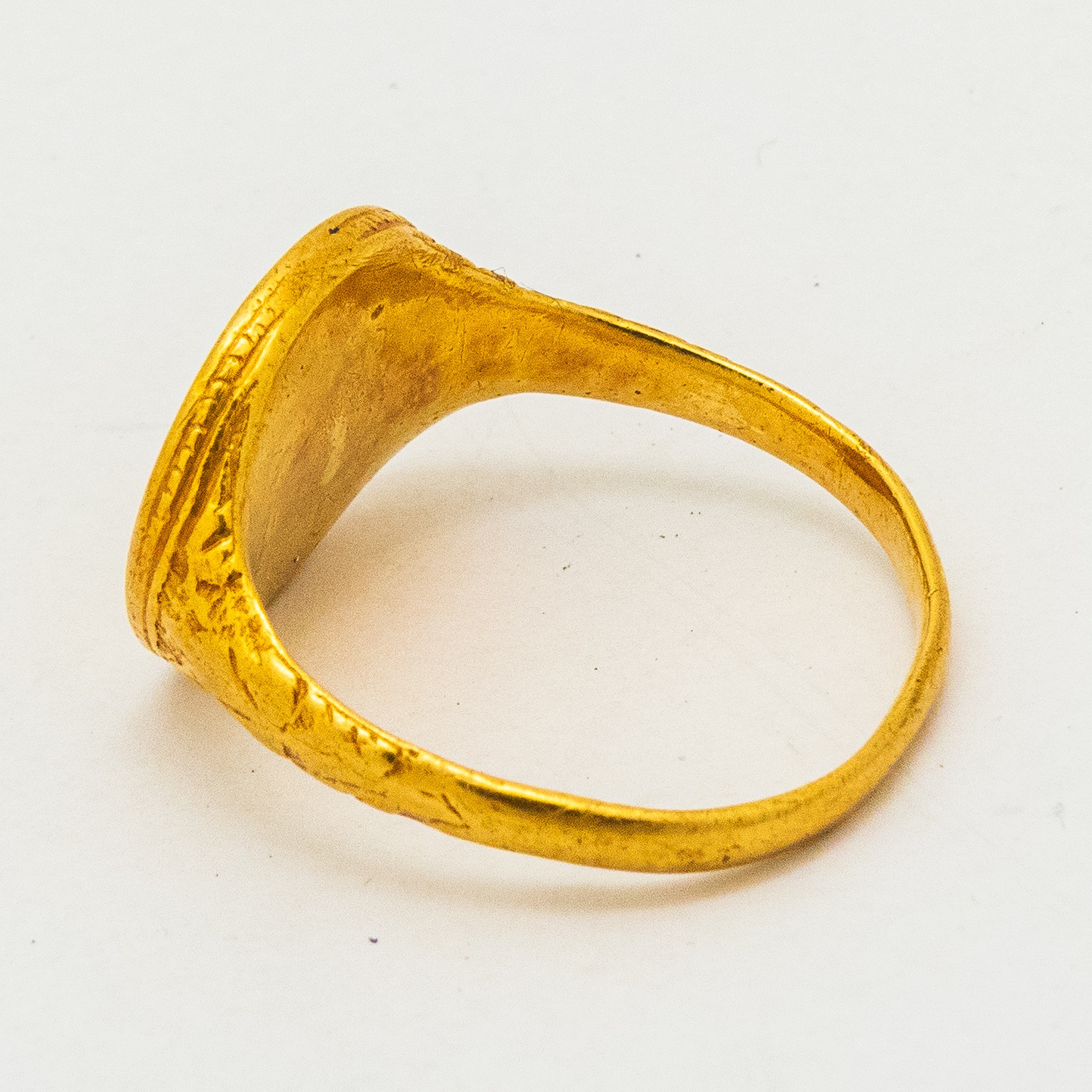 High carat gold ring of unknown age or origin, but appears to be 18th century or earlier, size U - Image 3 of 4