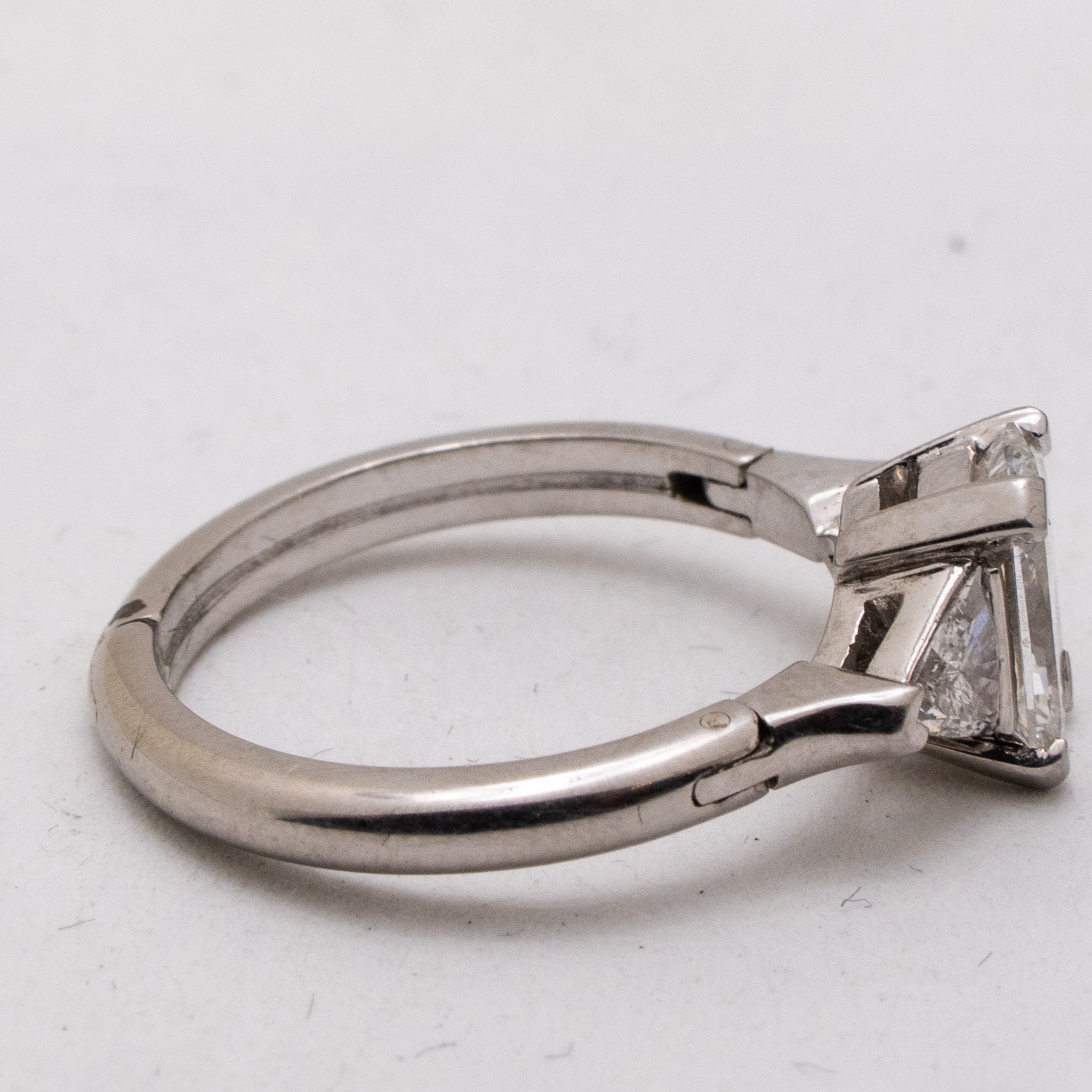 18ct Gold emerald cut diamond ring, ring size O expanding to S by means of hinged shoulders. Main - Image 6 of 7