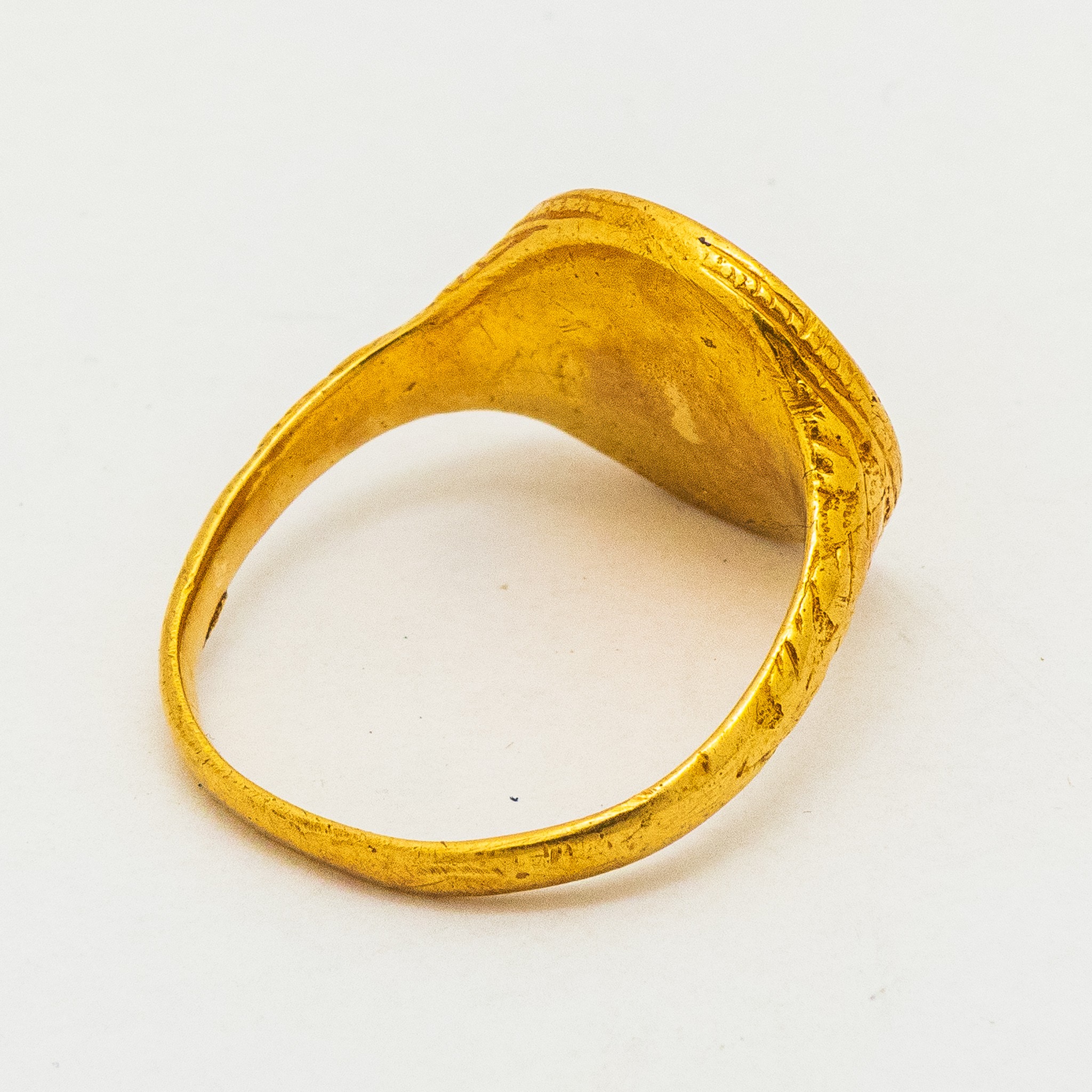 High carat gold ring of unknown age or origin, but appears to be 18th century or earlier, size U - Image 2 of 4
