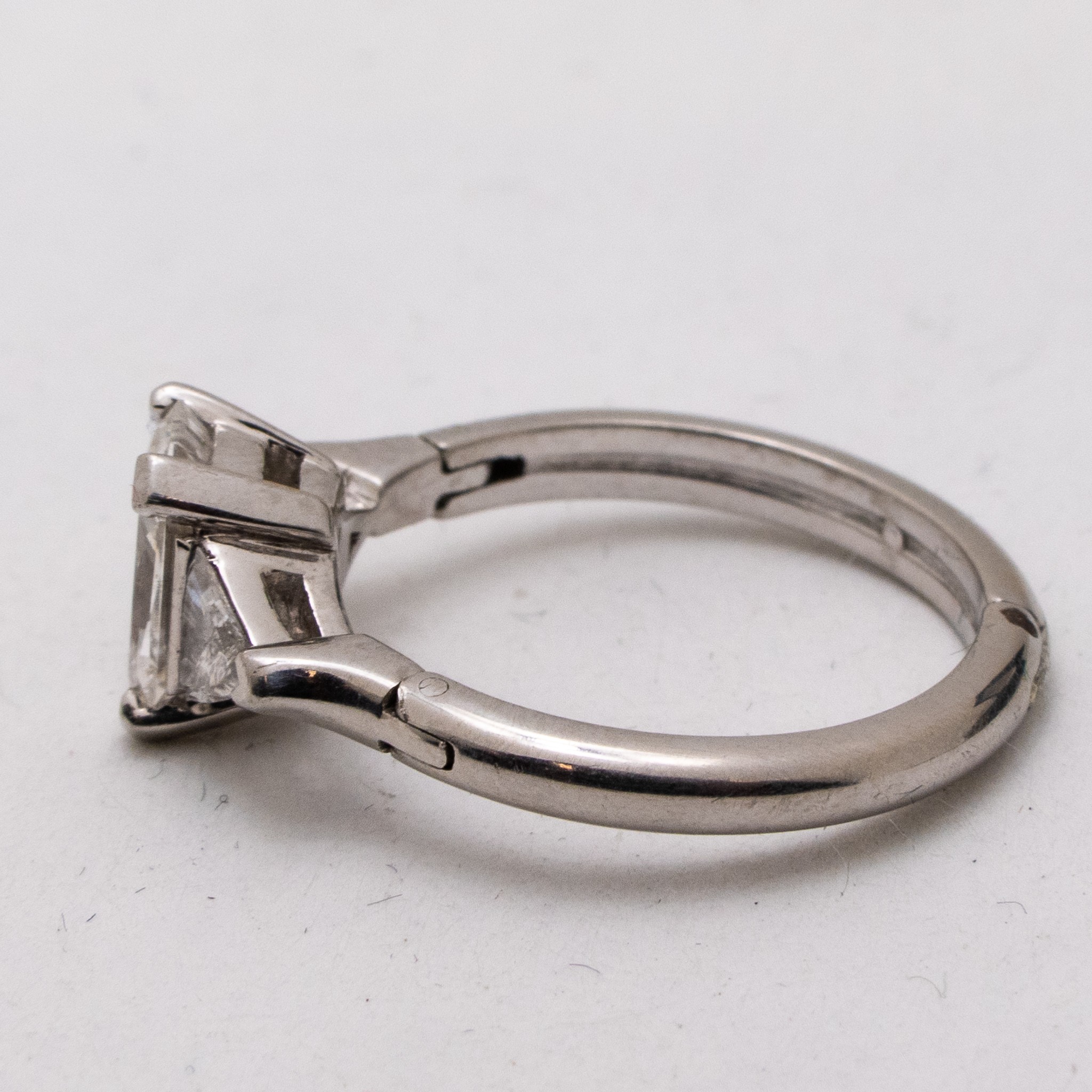 18ct Gold emerald cut diamond ring, ring size O expanding to S by means of hinged shoulders. Main - Image 4 of 7