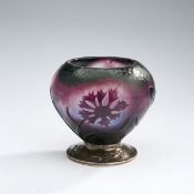 Daum Frères, Nancy, Kleine 'Martelé'-Vase 'Bleuets' mit Silbermontierung, 1900-03