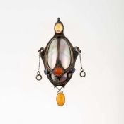 Curt Herrmann (zugeschrieben), Perlmutt-Anhänger mit weiteren Gliedern, um 1900