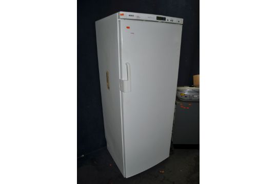 A BOSCH LARDER FREEZER, width 60cm, depth 60cm, height, 155cm (PAT pass and working at -20 degrees) - Image 1 of 2