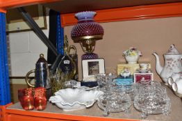 A GROUP OF VINTAGE GLASSWARE AND MISCELLANEOUS ITEMS to include a cranberry glass 'hobnail