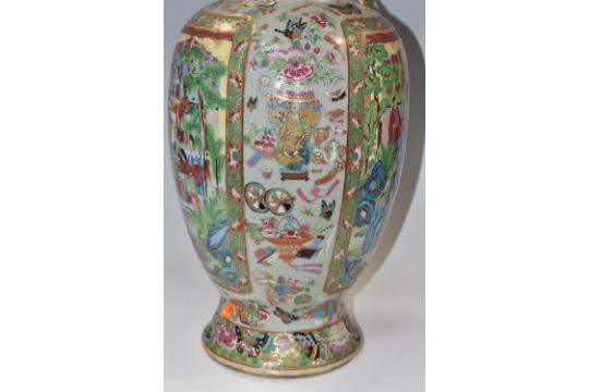 A LARGE NINETEENTH/EARLY TWENTIETH CENTURY CANTON CHINESE 'FAMILLE ROSE' VASE depicting court and - Image 8 of 31