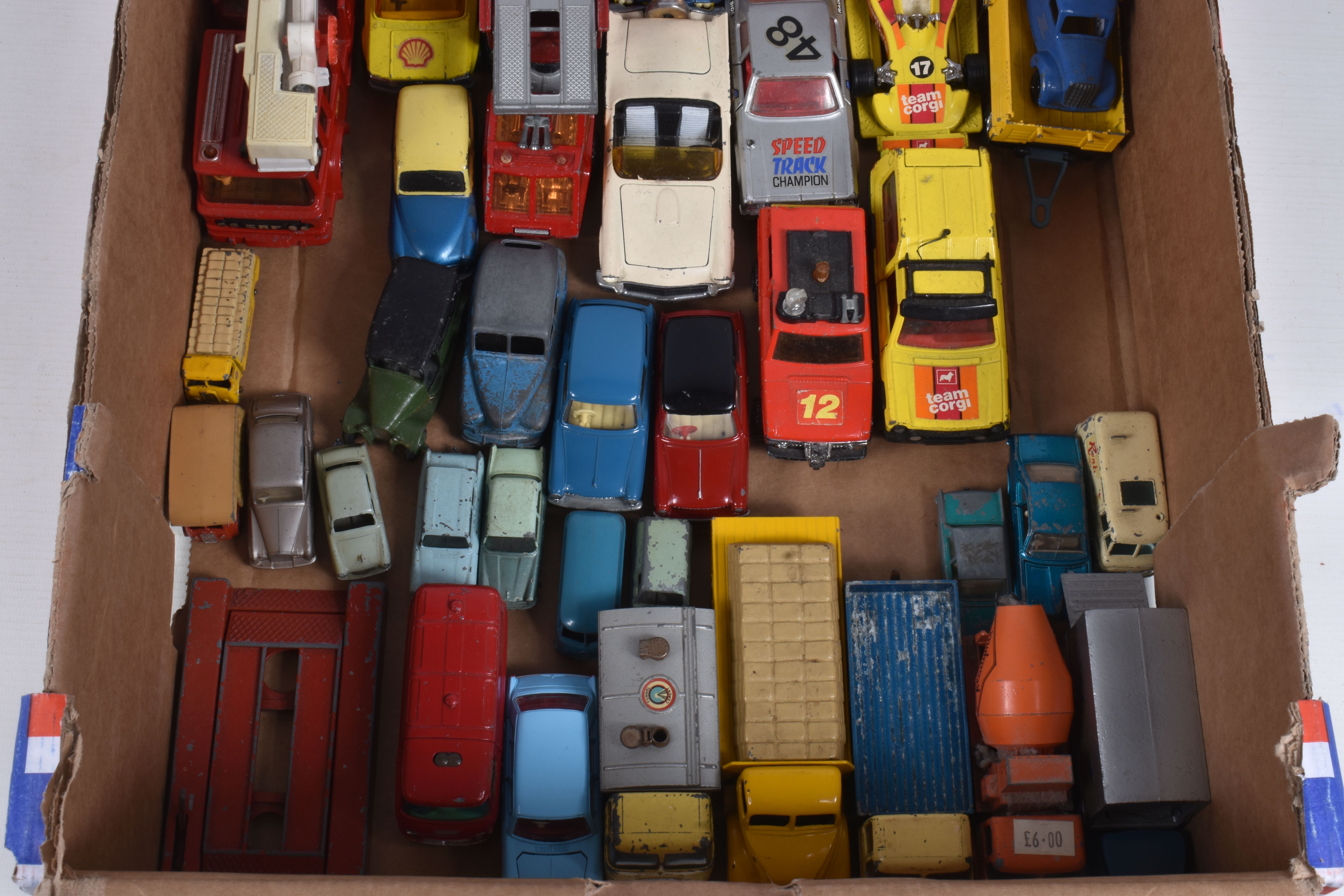 A QUANTITY OF UNBOXED AND ASSORTED PLAYWORN DIECAST VEHICLES, to include Lone Star 'Flyers' Vauxhall - Image 5 of 9