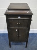 COLUMBIA GRANFONOLA, A 20TH CENTURY OAK CASED FLOOR STANDING WIND UP GRAMOPHONE, the hinged lid