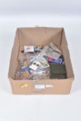 BOX CONTAINING VARIOUS ITEMS OF 22 SAS INSIGNIA ETC to include Metal collar dogs, collar Insignia,