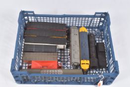A QUANTITY OF UNBOXED AND ASSORTED TRI-ANG TRANSCONTINENTAL OO GAUGE MODEL RAILWAY ITEMS, to include