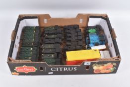 A QUANTITY OF UNBOXED ASSORTED OO GAUGE TANK LOCOMOTIVES, Great Western locomotives to include 2 x