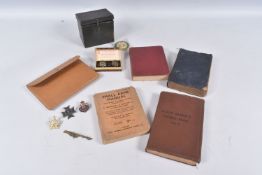 A SMALL COLLECTION OF MILITARIA FROM WWI AND LATER, to include a 1915 army stationary pack, a
