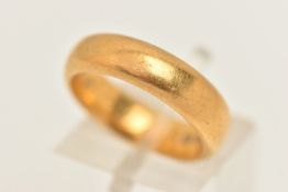 A 22CT GOLD BAND RING, a yellow gold band ring, approximate width 5mm, depth 2mm, inside band