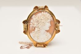 AN EARLY 20TH CENTURY CAMEO BROOCH, a shell cameo depicting the profile of a lady with flowers in