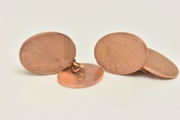 A PAIR OF 1920s 9CT GOLD CUFFLINKS, designed as oval shape links, with engraved detail, hallmarked