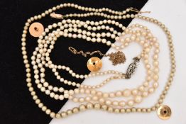 SMALL ASSORTMENT OF JEWELLERY, to include a double graduated cultured pearl necklace, each pearl