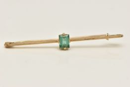 A YELLOW METAL GEM SET BAR BROOCH, set with a rectangular cut green stone assessed as tourmaline,