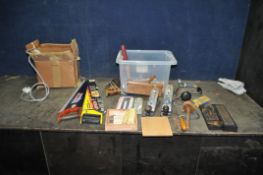 A TRAY CONTAINING CARPENTRY TOOLS AND A WINMAX BENCH GRINDER, including two Record No.4 planes, a