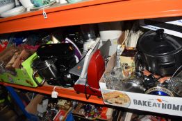 FOUR BOXES AND LOOSE CERAMICS, GLASS AND KITCHEN WARES, to include a Daewoo SDA1032 Halogen air