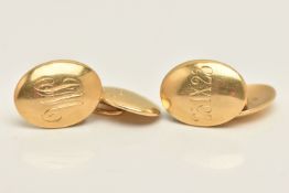 A PAIR OF 18CT GOLD CUFFLINKS, oval form yellow gold cufflinks with monogram detail, chain link