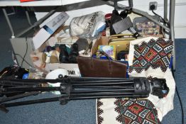 FOUR BOXES AND LOOSE MISCELLANEOUS ITEMS to include a tub of vintage marbles comprising mostly green