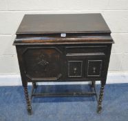 AN EARLY 20TH CENTURY OAK CASED WIND UP GRAMOPHONE, the hinged lid enclosing the turn table, and a