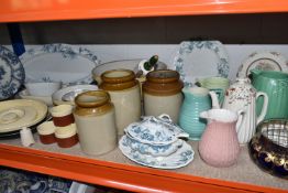 A COLLECTION OF ASSORTED CERAMICS to include two blue Hornsea 'Heirloom' cups and saucers, five
