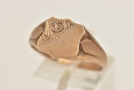 A GENTS 9CT GOLD SIGNET RING, vacant shield shape signet with foliate pattern, polished band,