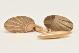 A PAIR OF 9CT GOLD CUFFLINKS, oval form cufflinks with torpedo and chain link fittings, hallmarked